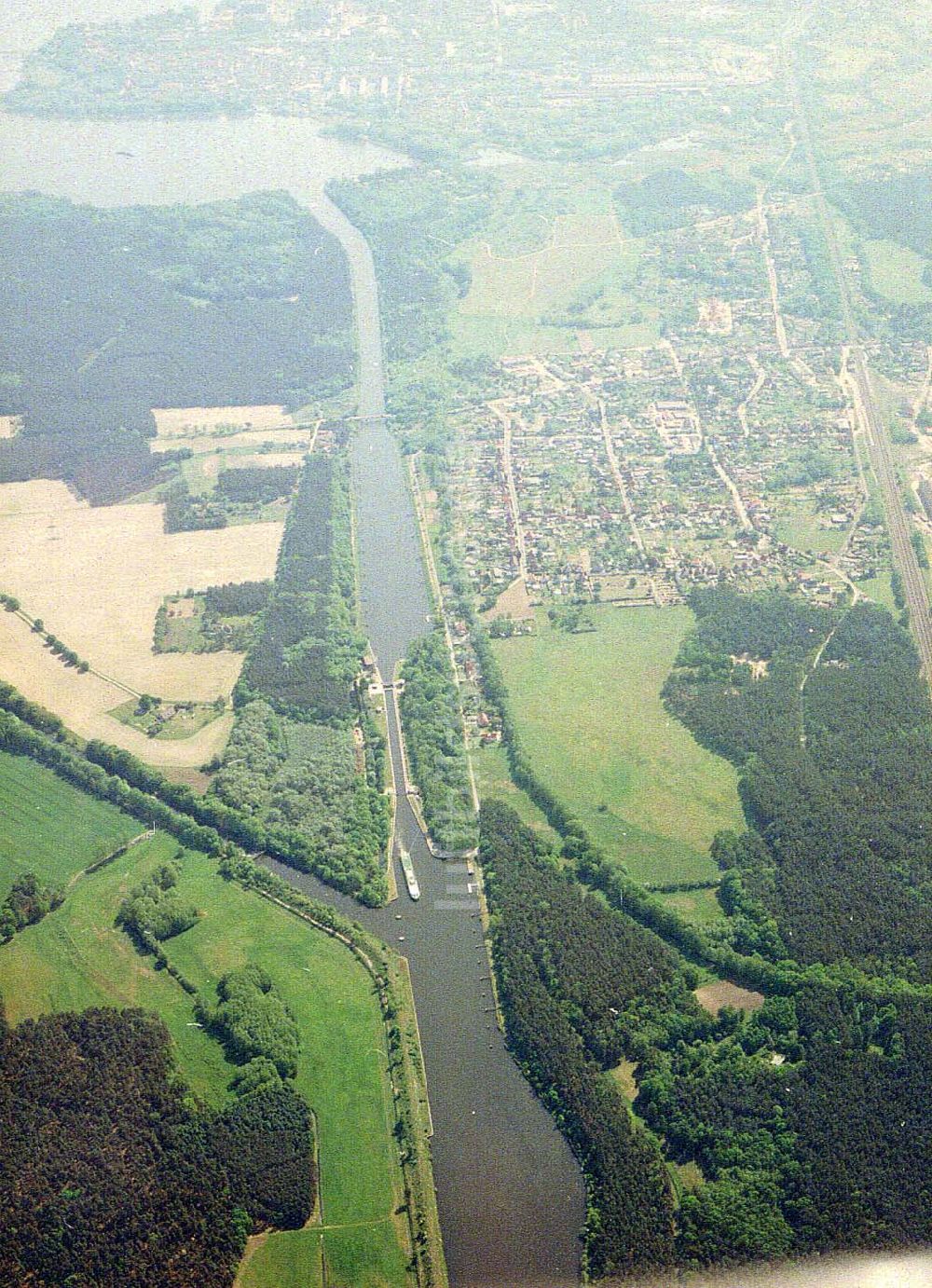 Luftaufnahme Niegripp - Elbe - Havel - Kanal im Bereich der Schleuse Niegripp.