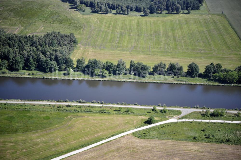 Genthin aus der Vogelperspektive: Elbe-Havel-Kanal / Canal bei Genthin