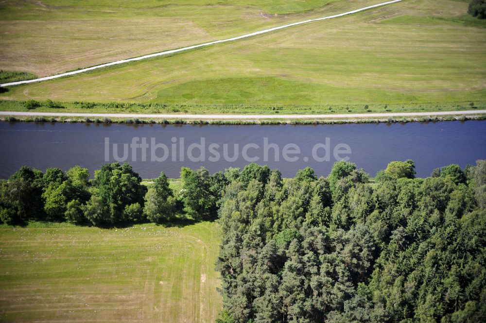 Genthin von oben - Elbe-Havel-Kanal / Canal bei Genthin