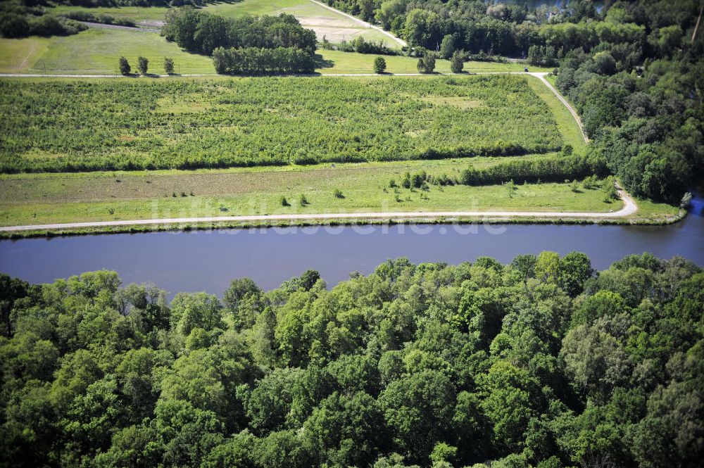 Genthin von oben - Elbe-Havel-Kanal / Canal bei Genthin