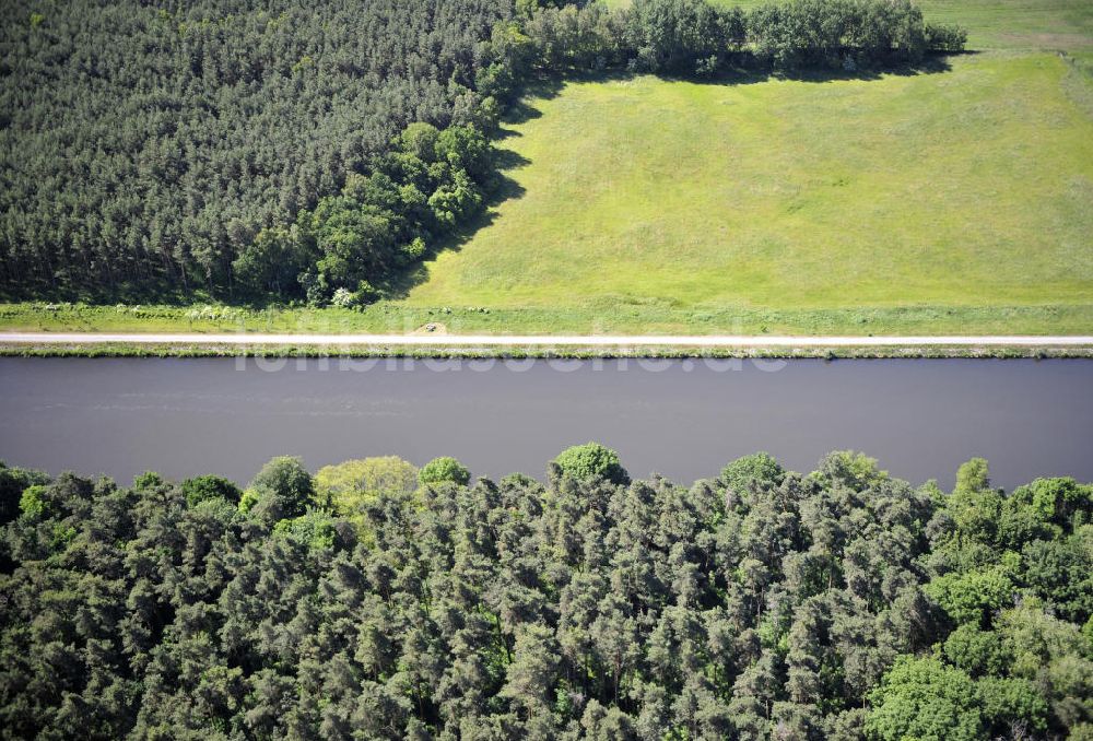 Genthin aus der Vogelperspektive: Elbe-Havel-Kanal / Canal bei Genthin