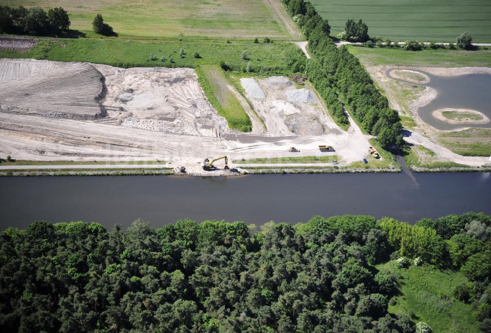 Genthin von oben - Elbe-Havel-Kanal / Canal bei Genthin