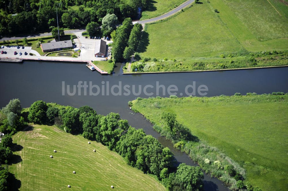 Genthin von oben - Elbe-Havel-Kanal / Canal bei Genthin