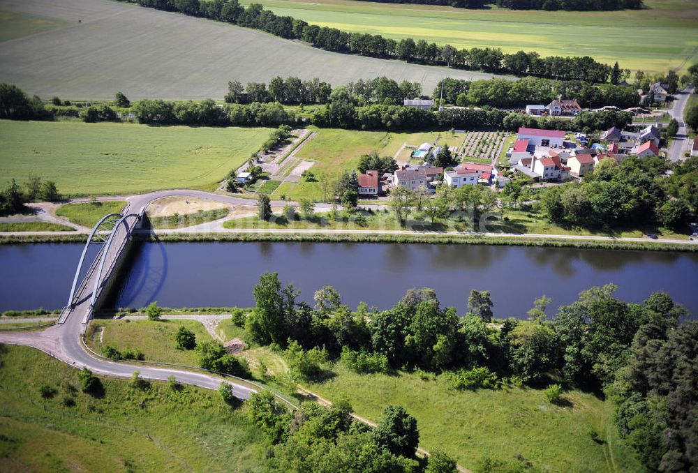 Genthin von oben - Elbe-Havel-Kanal / Canal bei Genthin