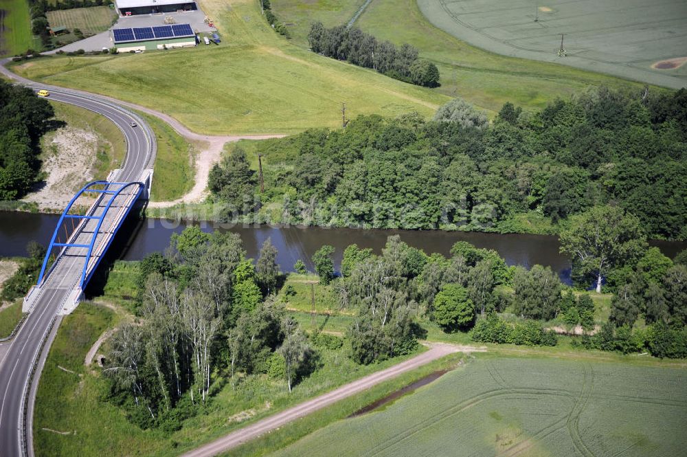 Zerben aus der Vogelperspektive: Elbe-Havel-Kanal / Canal bei Zerben