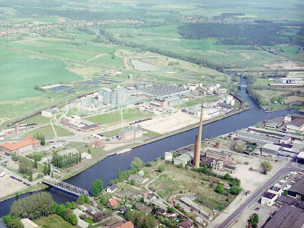 Genthin aus der Vogelperspektive: Elbe - Havel - Kanal in Genthin mit dem Henkel - Waschmittelwerk.