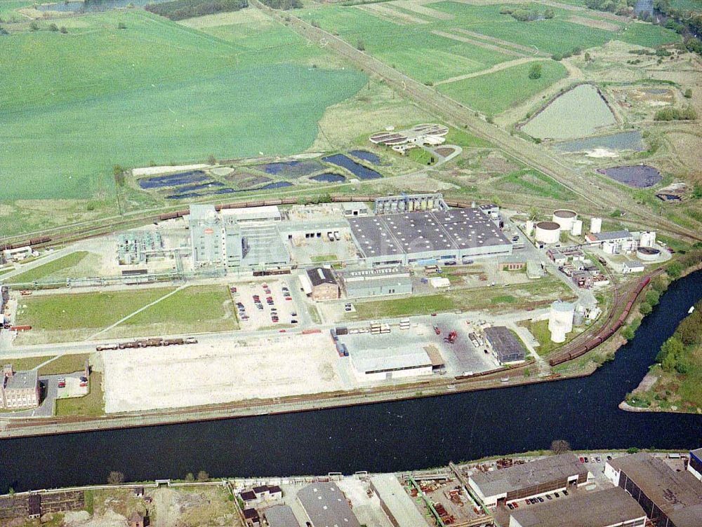 Luftaufnahme Genthin - Elbe - Havel - Kanal in Genthin mit dem Henkel - Waschmittelwerk.