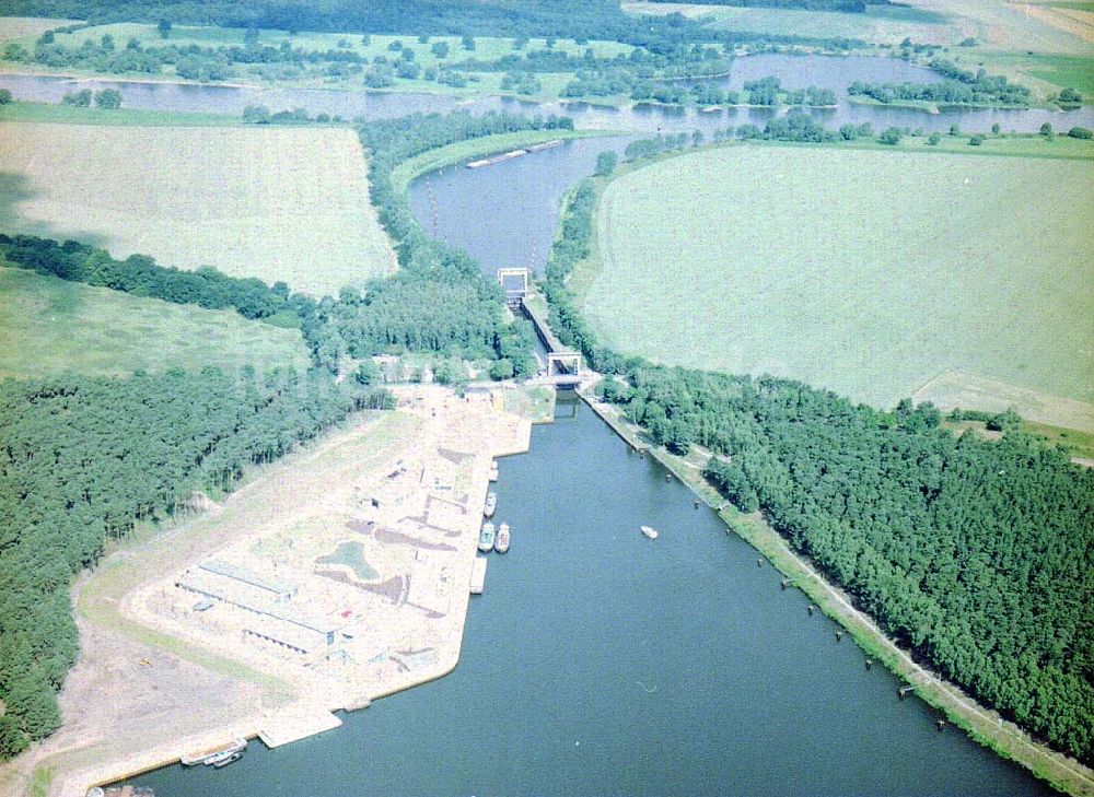 Magdeburg / Sachsen - Anhalt aus der Vogelperspektive: Elbe - Havel - Kanal vor der Schleuse Niegripp am Wasserstraßenkreuz Magdeburg.