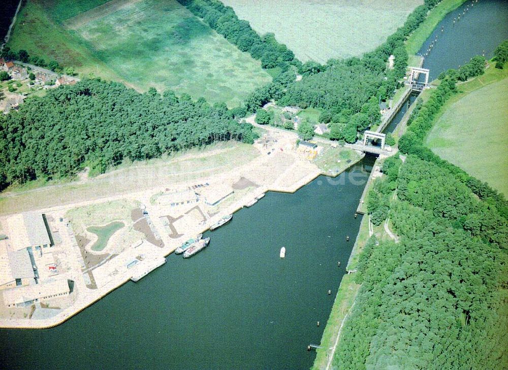 Luftbild Magdeburg / Sachsen - Anhalt - Elbe - Havel - Kanal vor der Schleuse Niegripp am Wasserstraßenkreuz Magdeburg.