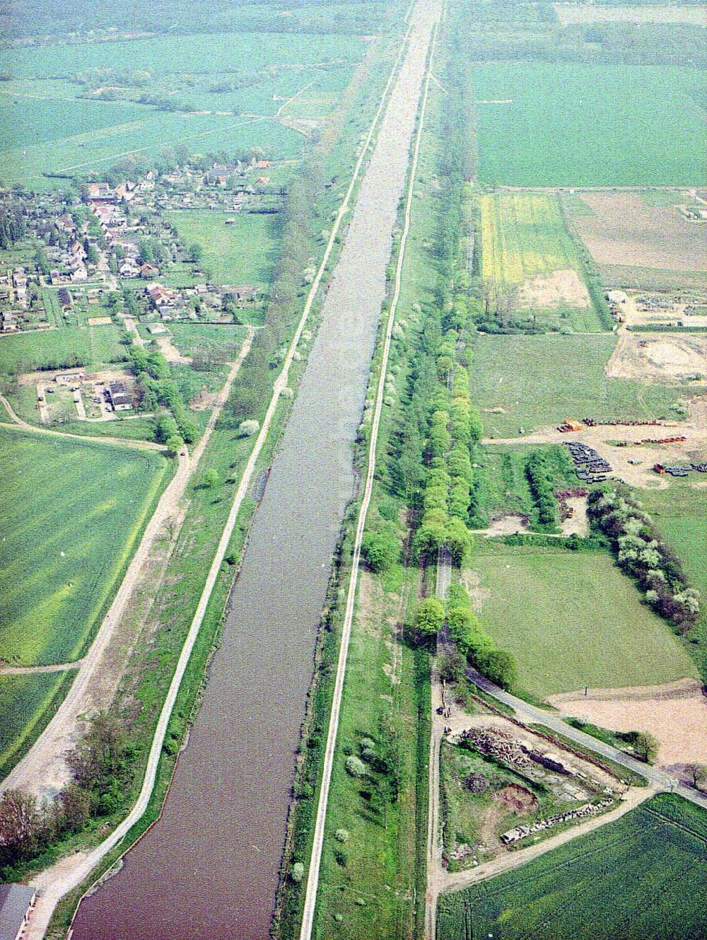 Niegripp aus der Vogelperspektive: Elbe - Havel - Kanal vor der Schleuse Niegripp am Wasserstraßenkreuz Magdeburg.