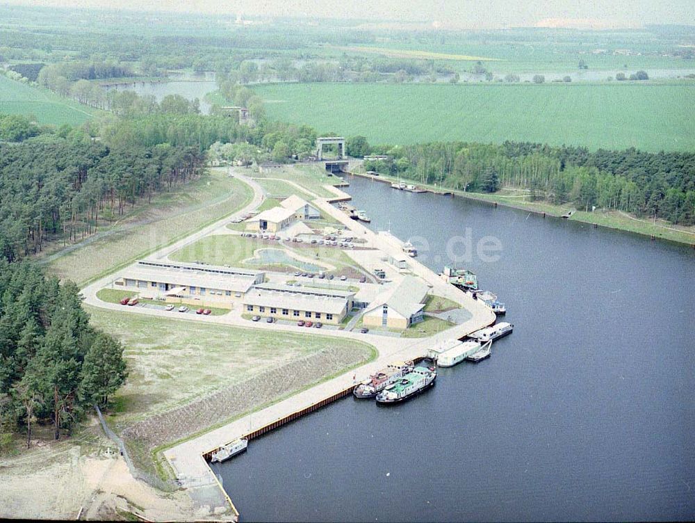 Luftbild Niegripp - Elbe - Havel - Kanal an der Schleuse Niegripp vor dem Wasserstraßenkreuz Magdeburg.