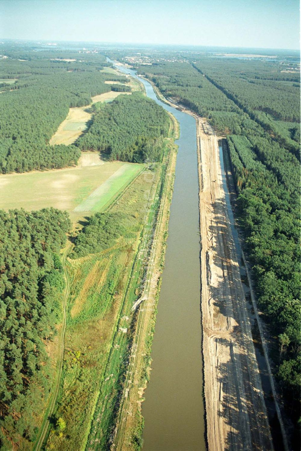 Genthin von oben - Elbe-Havel-Kanal westlich von Genthin