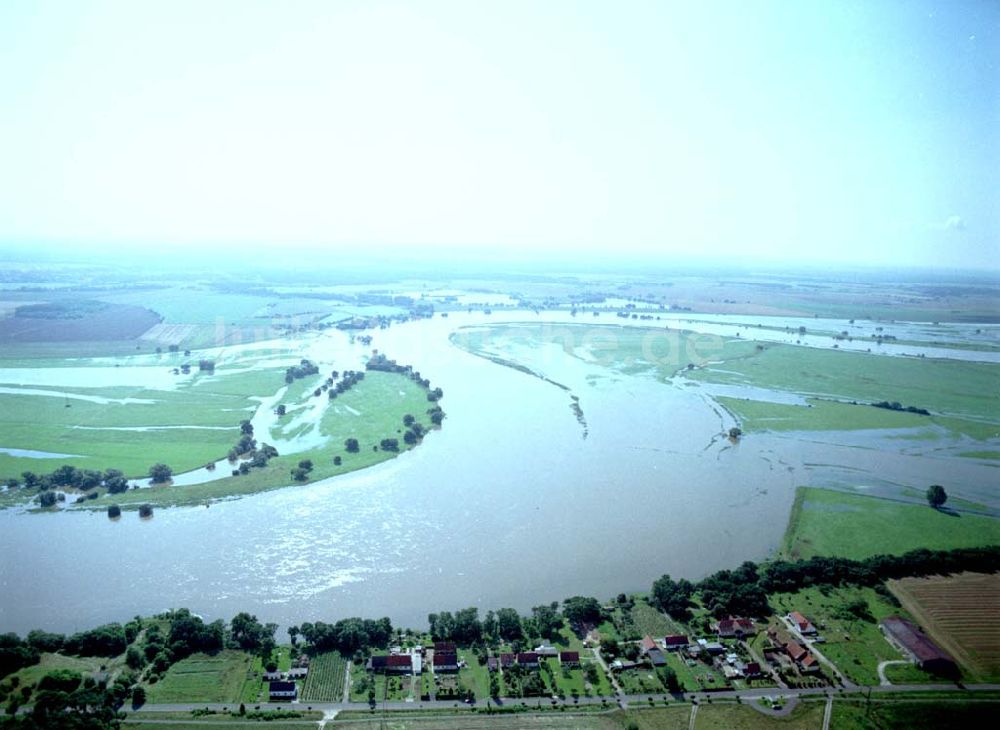 Luftbild Brandenburg - 16.08.2002 Elbe Hochwasser bei Magdeburg