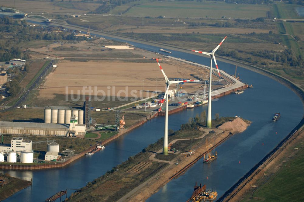 Magdeburg von oben - Elbe mit Windkraftanlage und dem Ausbau des Binnenhafens