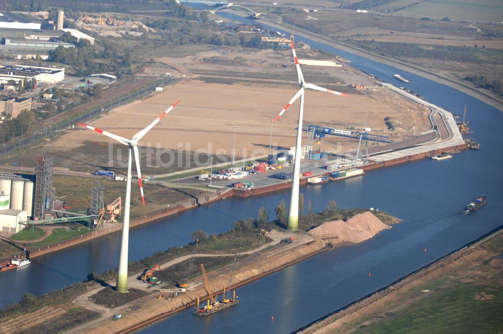 Luftaufnahme Magdeburg - Elbe mit Windkraftanlage und Baustelle zum Ausbau des Binnenhafens