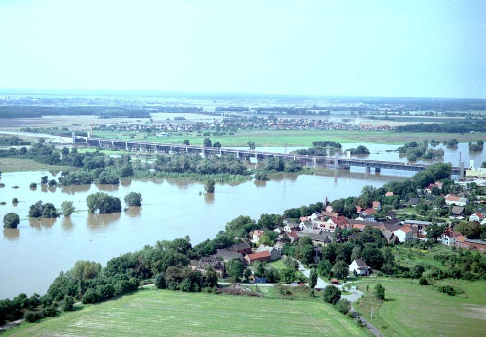 Rothensee von oben - Elbeüberschwemmung am Wasserstraßenkreuz Magdeburg bei Rothensee.