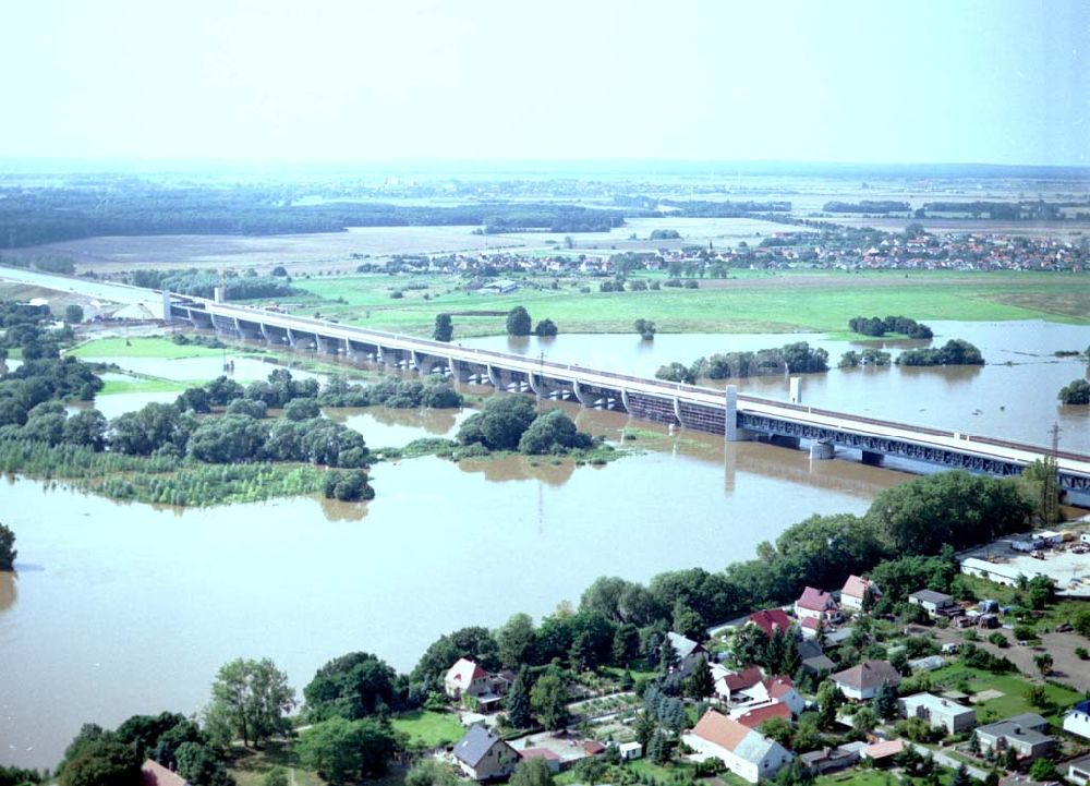 Rothensee aus der Vogelperspektive: Elbeüberschwemmung am Wasserstraßenkreuz Magdeburg bei Rothensee.