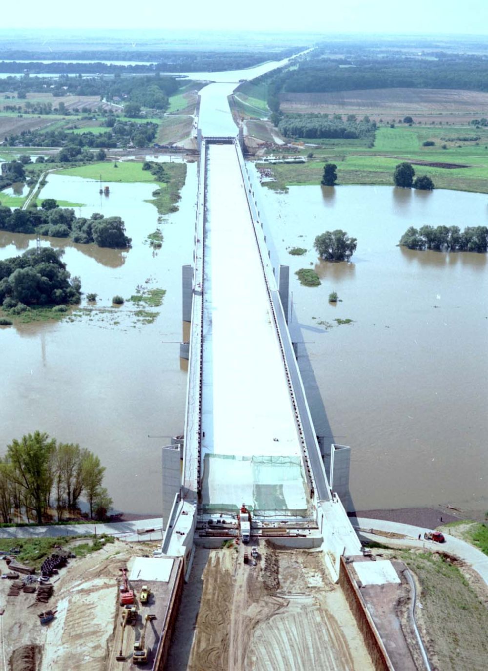 Luftbild Rothensee - Elbeüberschwemmung am Wasserstraßenkreuz Magdeburg bei Rothensee.