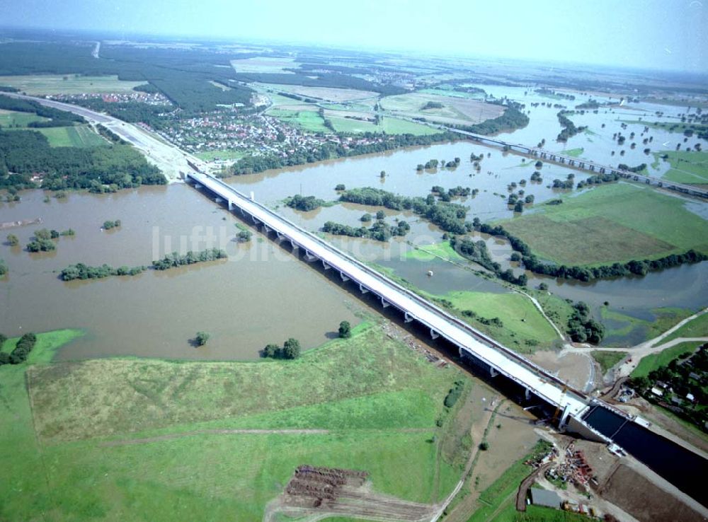 Luftaufnahme Rothensee - Elbeüberschwemmung am Wasserstraßenkreuz Magdeburg bei Rothensee.