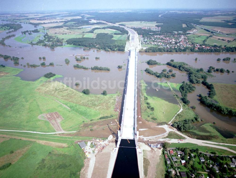 Rothensee von oben - Elbeüberschwemmung am Wasserstraßenkreuz Magdeburg bei Rothensee.