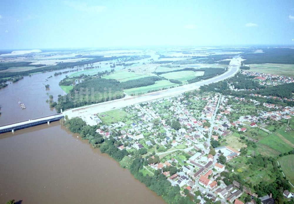 Luftaufnahme Rothensee - Elbeüberschwemmung am Wasserstraßenkreuz Magdeburg bei Rothensee.