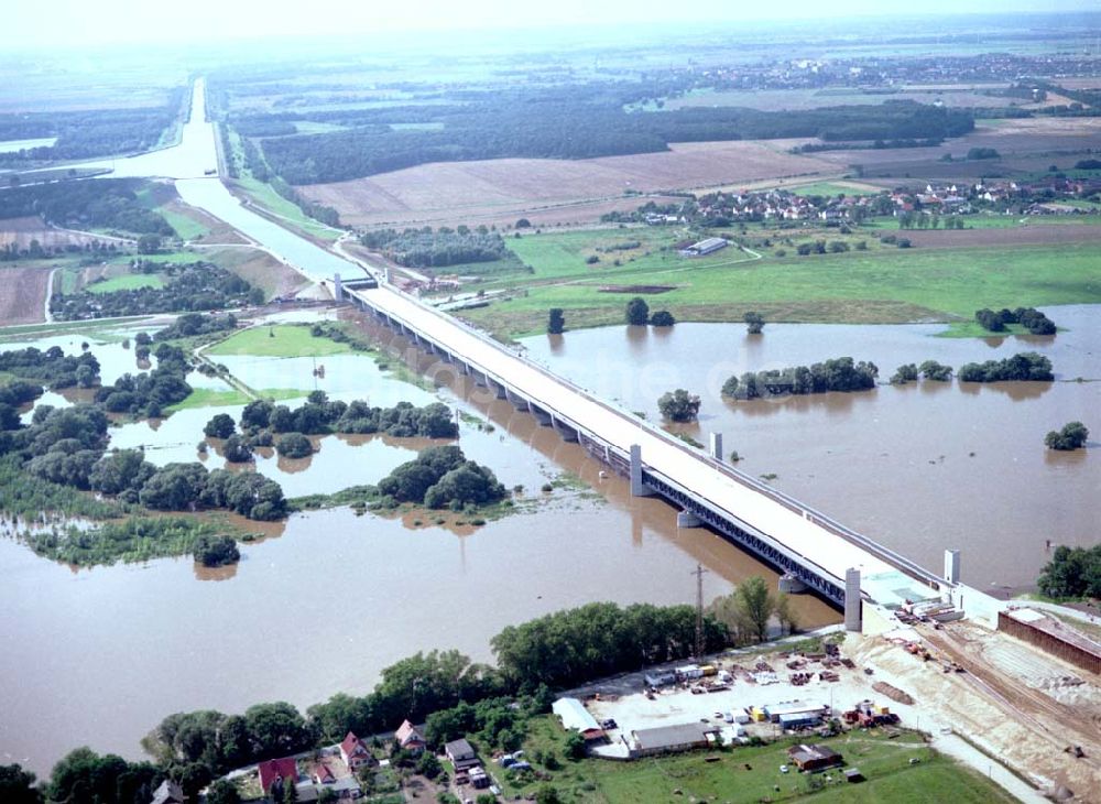 Rothensee von oben - Elbeüberschwemmung am Wasserstraßenkreuz Magdeburg bei Rothensee.