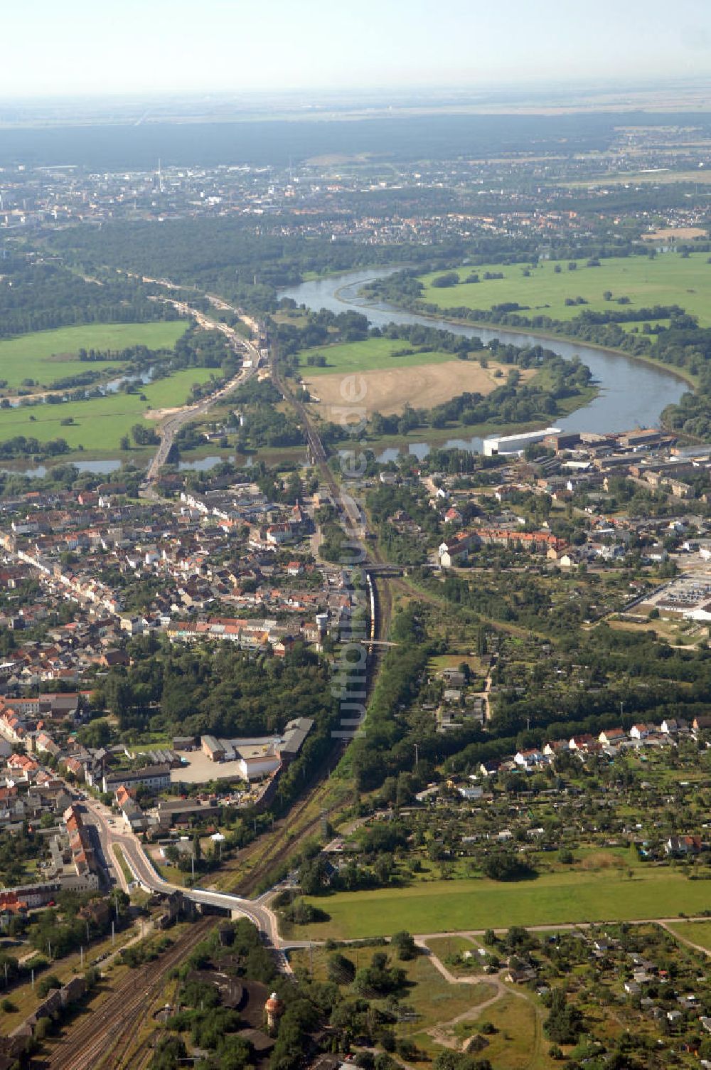 Dessau-Roßlau von oben - Elbebrücke Roßlau / Streckenabschnitt Albrechtstraße der B184