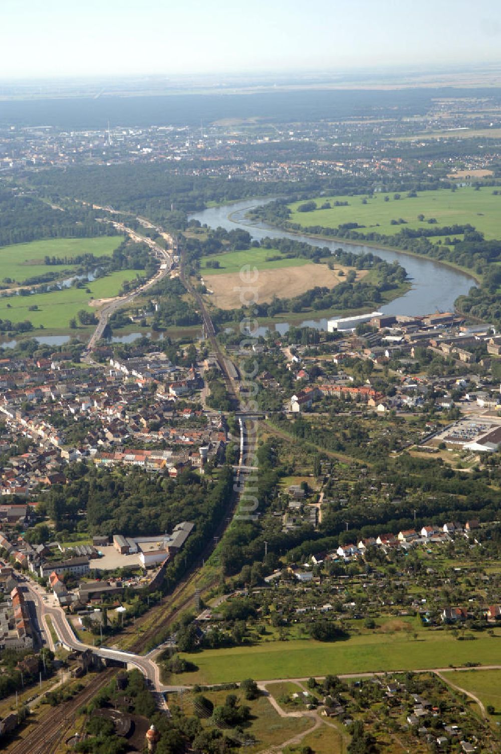 Dessau-Roßlau aus der Vogelperspektive: Elbebrücke Roßlau / Streckenabschnitt Albrechtstraße der B184