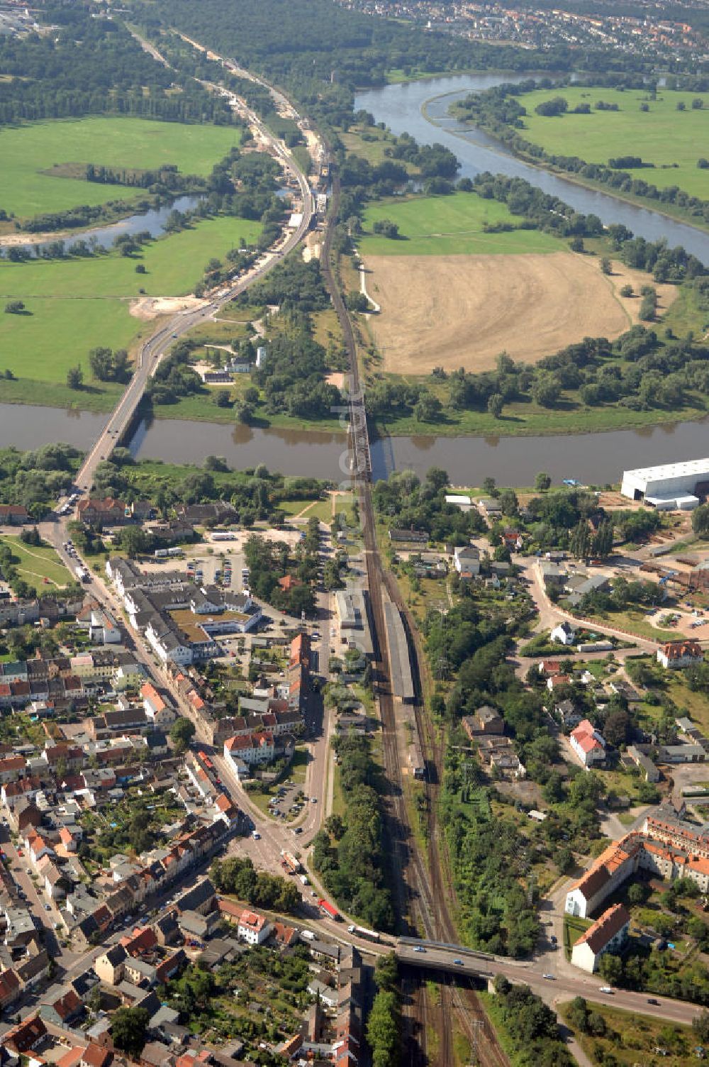 27.07.2009 von oben - Elbebrücke Roßlau / Streckenabschnitt Albrechtstraße der B184