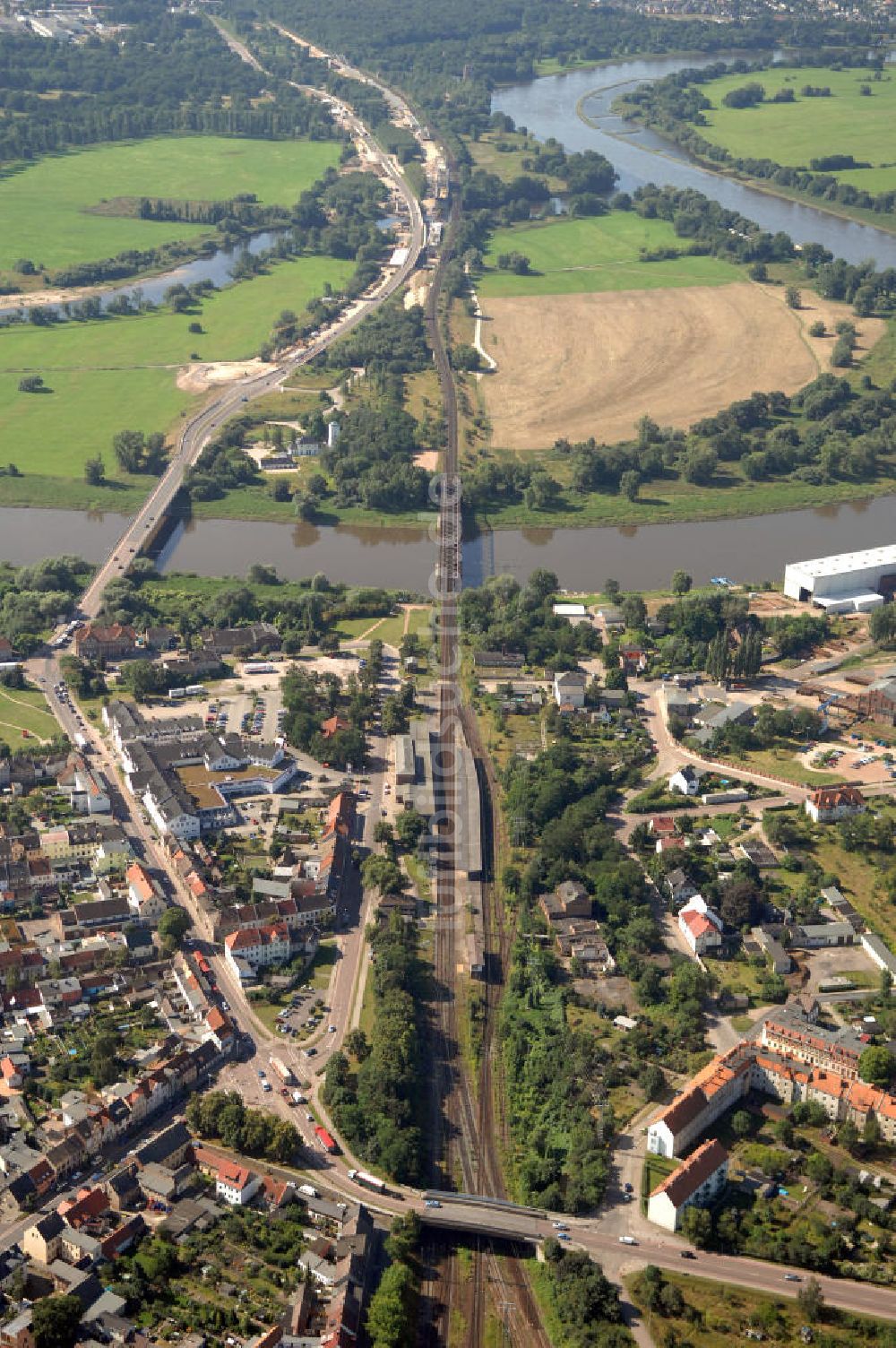 27.07.2009 aus der Vogelperspektive: Elbebrücke Roßlau / Streckenabschnitt Albrechtstraße der B184