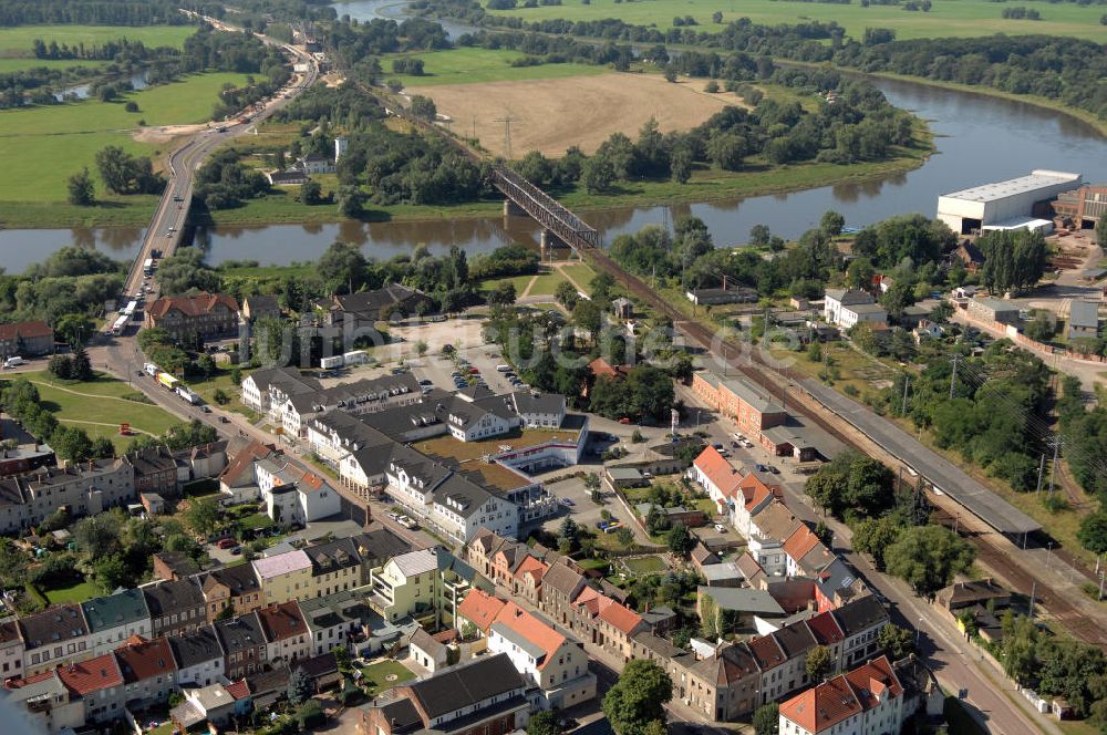 27.07.2009 von oben - Elbebrücke Roßlau / Streckenabschnitt Albrechtstraße der B184