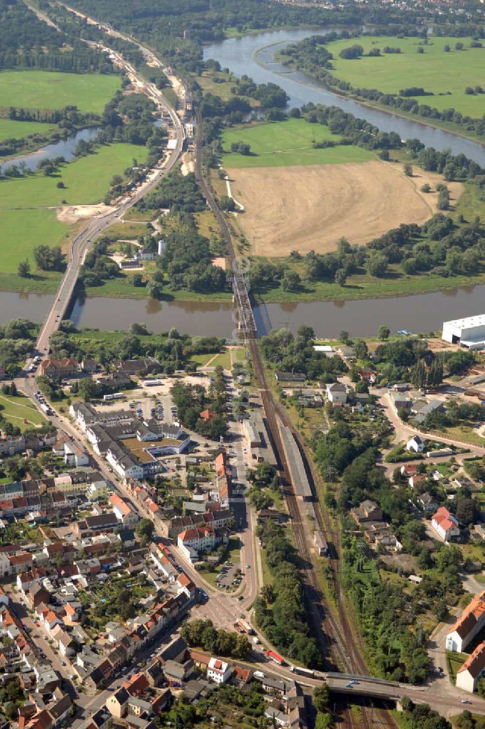 27.07.2009 aus der Vogelperspektive: Elbebrücke Roßlau / Streckenabschnitt Albrechtstraße der B184