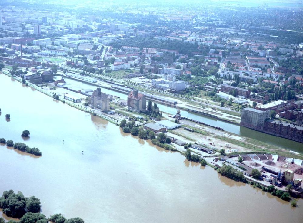 Magdeburg von oben - 16.08.2002 Elbhochwasser in Magdeburg