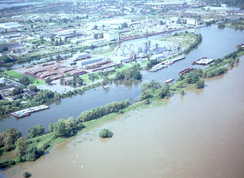 Magdeburg aus der Vogelperspektive: 16.08.2002 Elbhochwasser in Magdeburg