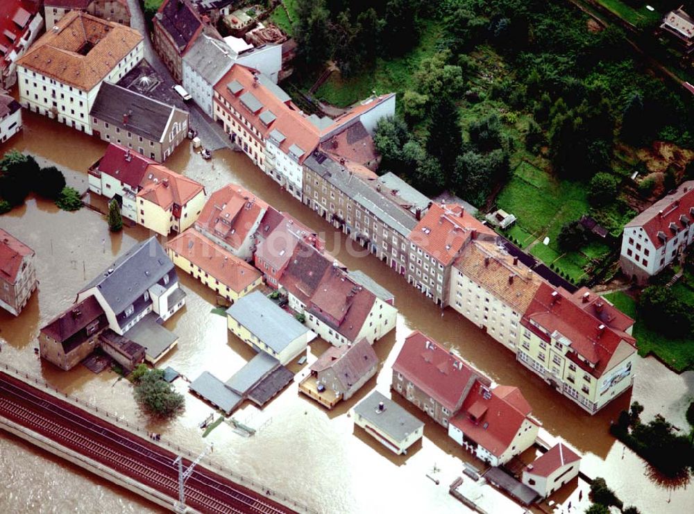 Luftaufnahme Bad Schandau / Sachsen - Elbhochwasserüberschwemmungen im Stadtzentrum von Bad Schandau / Sachsen - 15.08.2002