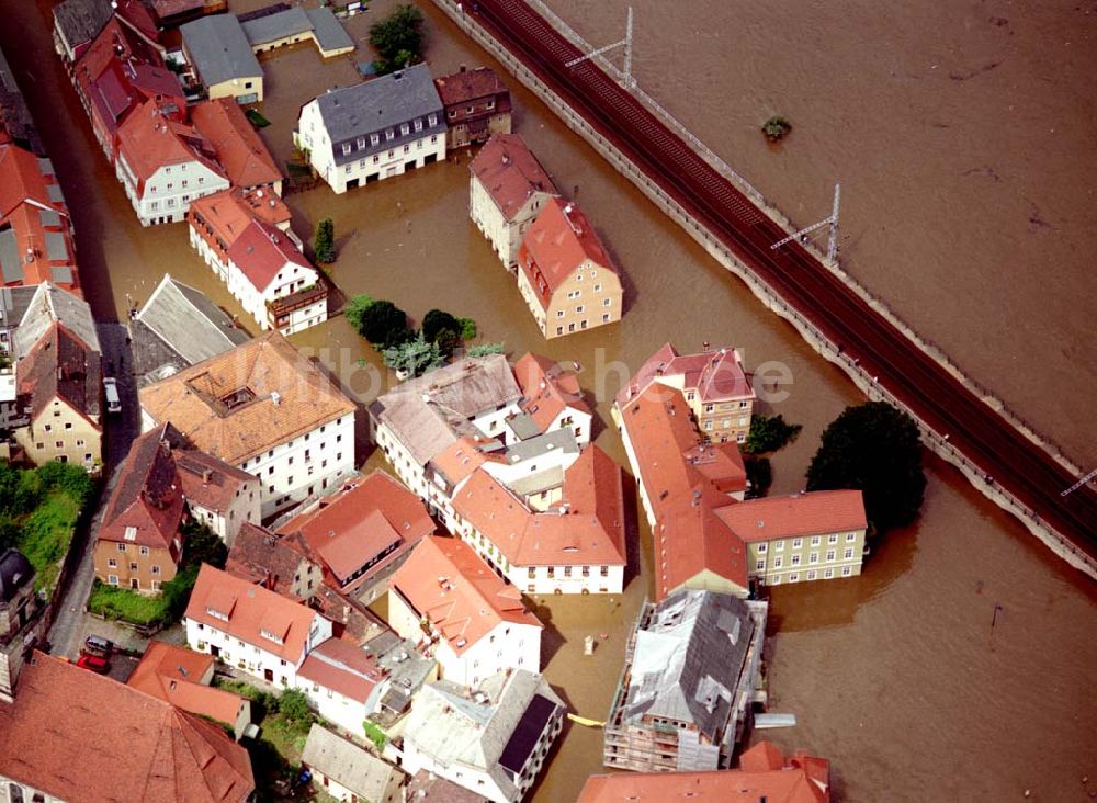 Luftbild Bad Schandau / Sachsen - Elbhochwasserüberschwemmungen im Stadtzentrum von Bad Schandau / Sachsen - 15.08.2002