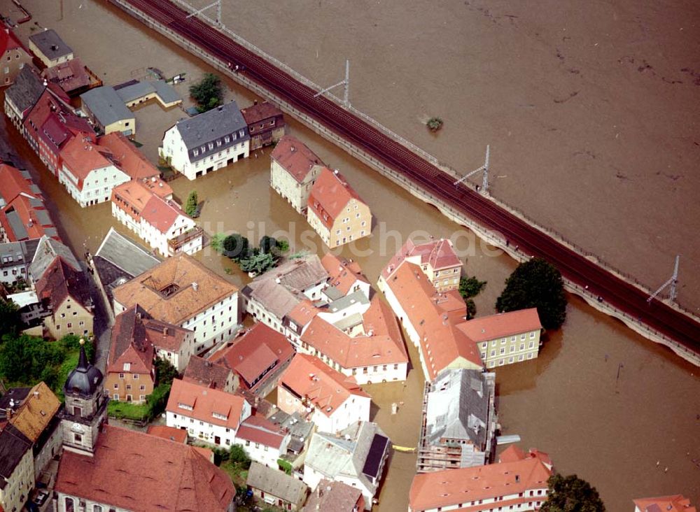 Luftaufnahme Bad Schandau / Sachsen - Elbhochwasserüberschwemmungen im Stadtzentrum von Bad Schandau / Sachsen - 15.08.2002