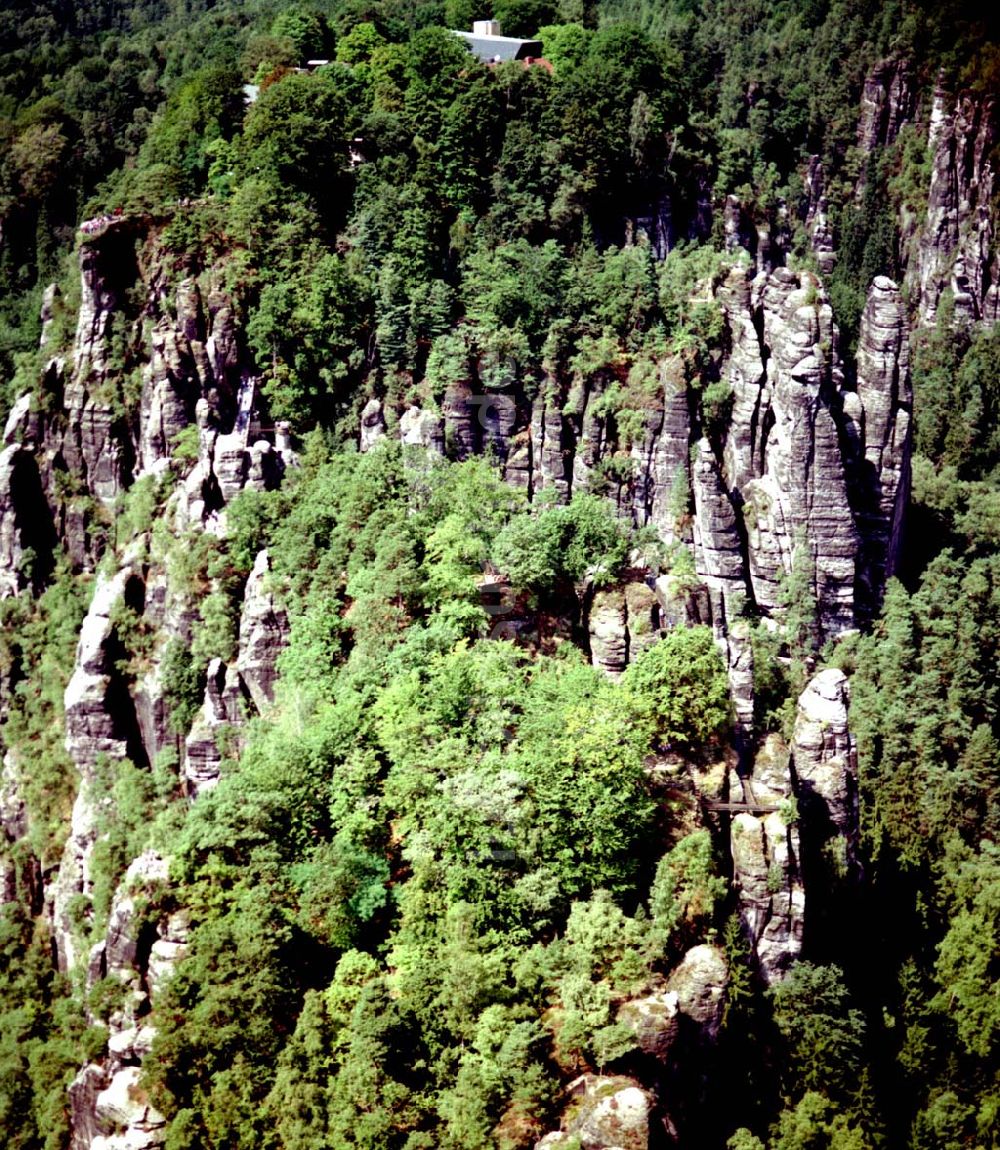 Bad Schandau / Sachsen aus der Vogelperspektive: Elbsandsteingebirge bei Bad Schandau / Sachsen - 15.08.2002