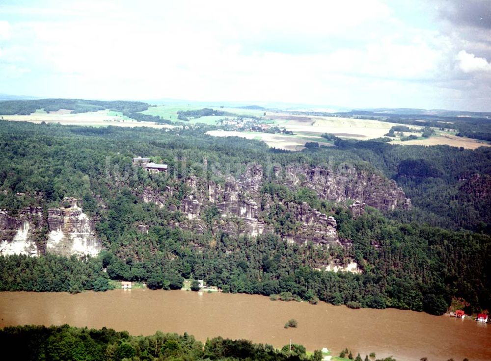 Bad Schandau / Sachsen aus der Vogelperspektive: Elbsandsteingebirge bei Bad Schandau / Sachsen - 15.08.2002