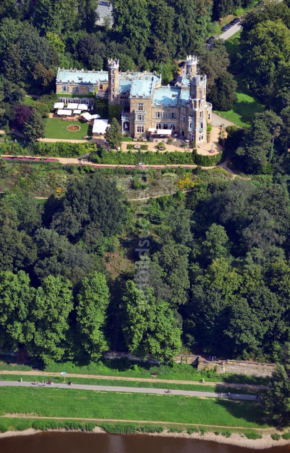 Luftaufnahme Dresden - Elbschloss und Hotel Schloss Eckberg am Ufer der Elbe in Dresden im Bundesland Sachsen