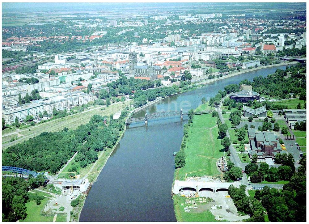 Luftaufnahme Magdeburg - 30.07.2004, Elbufer im Stadtzentrum von Magdeburg