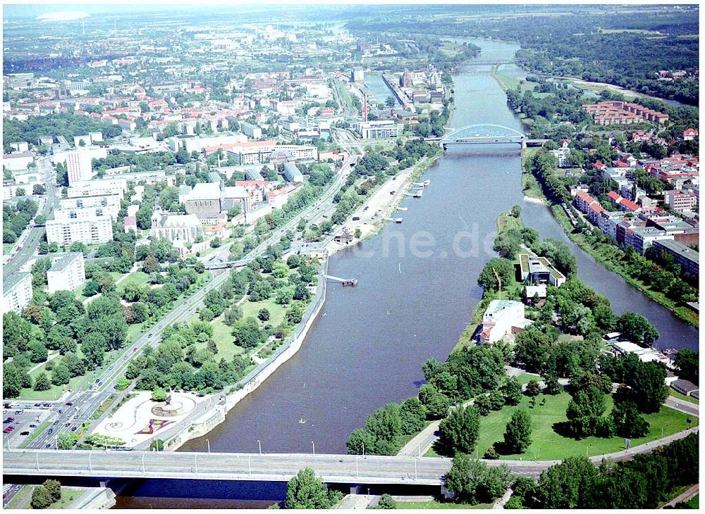 Magdeburg aus der Vogelperspektive: Elbufer im Stadtzentrum von Magdeburg