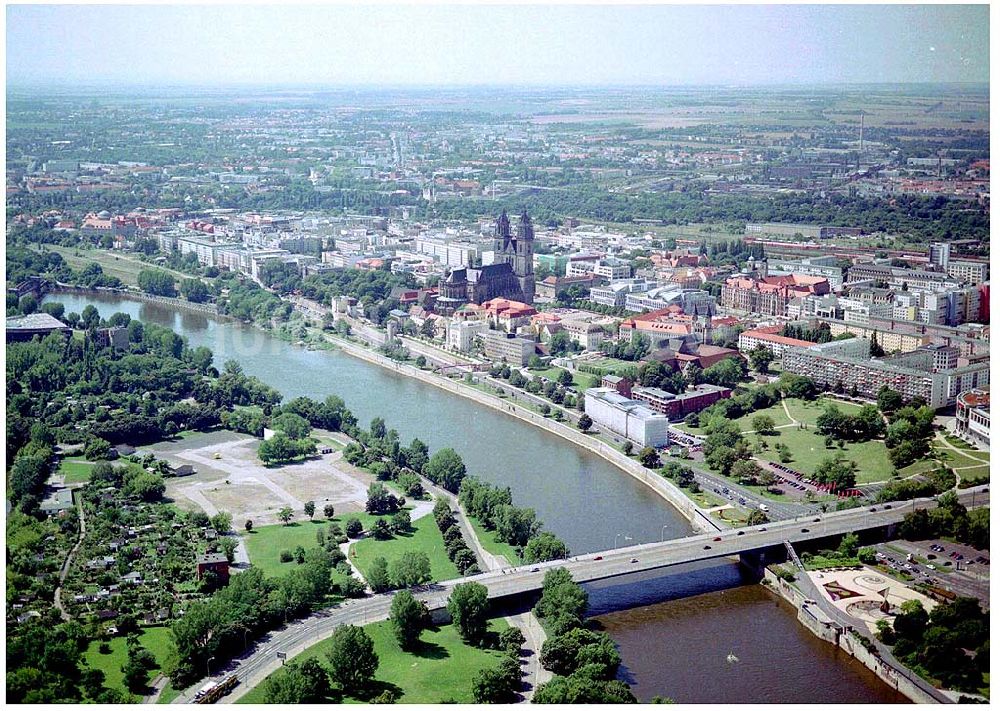 Luftbild Magdeburg - Elbufer im Stadtzentrum von Magdeburg mit Blick auf den Magdeburger Dom