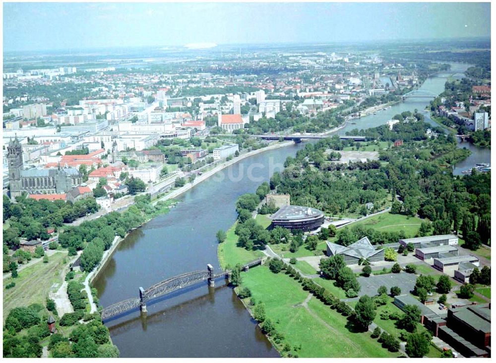 Hohenwarthe aus der Vogelperspektive: Elbufer im Stadtzentrum von Magdeburg mit Blick auf den Magdeburger Dom