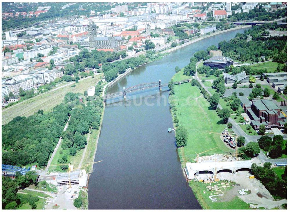 Magdeburg von oben - Elbufer im Stadtzentrum von Magdeburg mit Blick auf den Magdeburger Dom