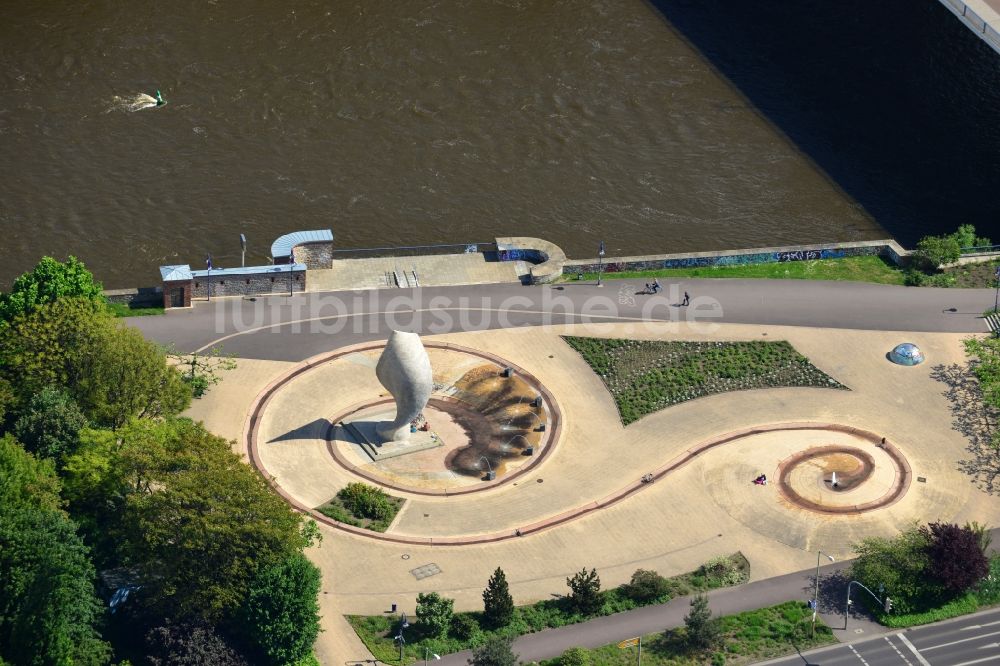 Luftaufnahme Magdeburg OT Altstadt - Elbuferpromenade mit Fahnenmonument und Wasserspiel- Brunnen am Schleinufer in Magdeburg im Bundesland Sachsen-Anhalt