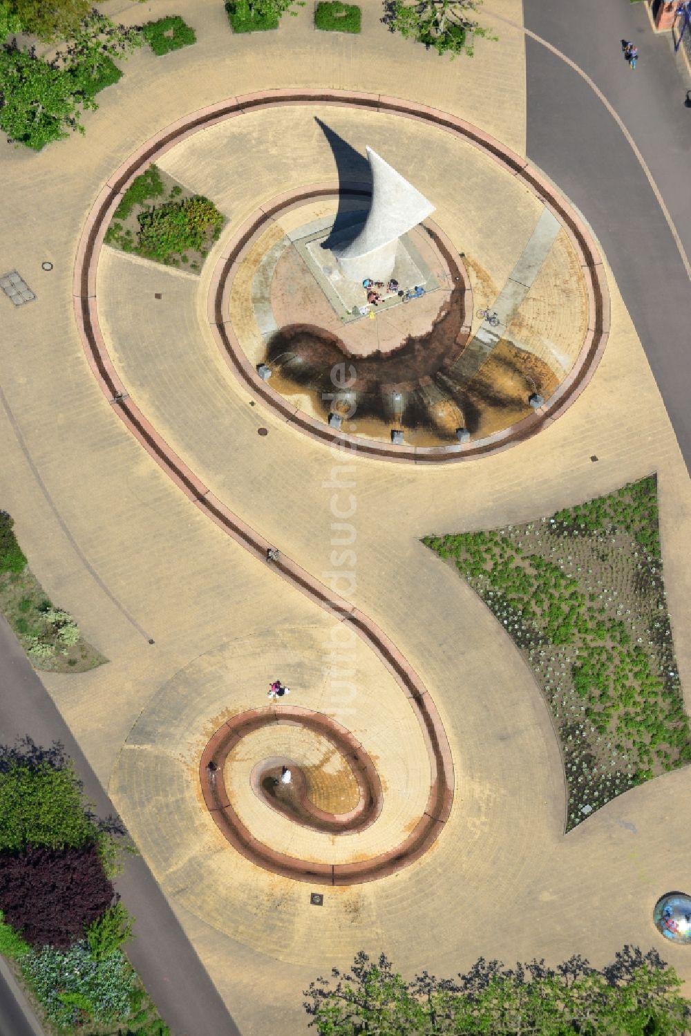 Magdeburg OT Altstadt von oben - Elbuferpromenade mit Fahnenmonument und Wasserspiel- Brunnen am Schleinufer in Magdeburg im Bundesland Sachsen-Anhalt