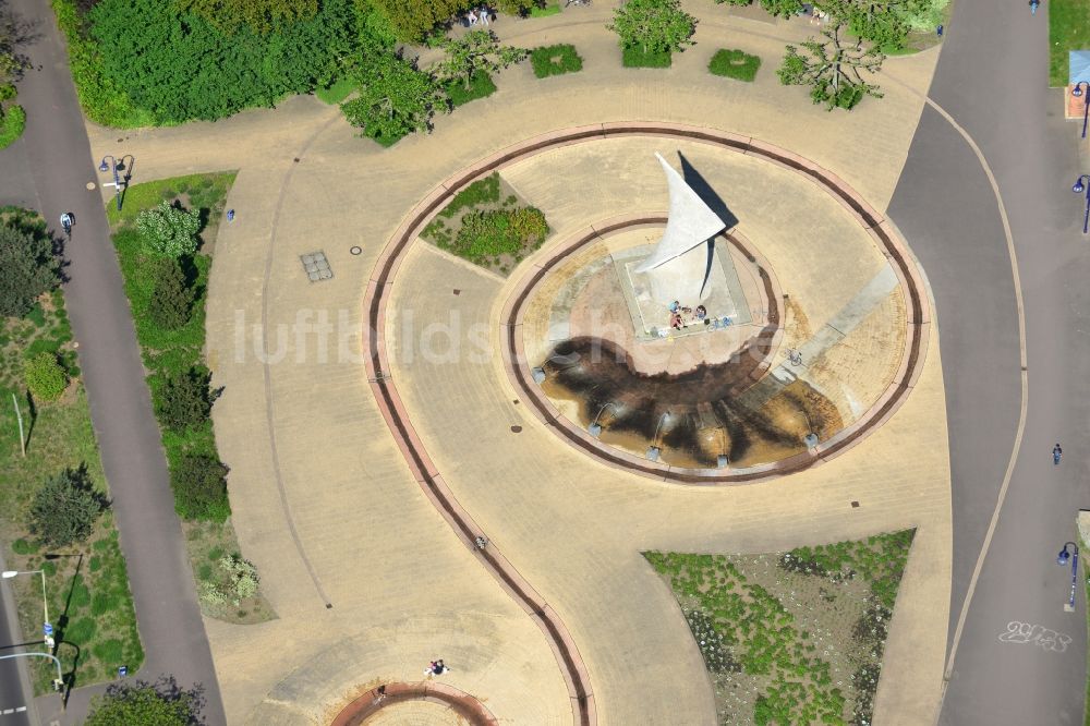 Magdeburg OT Altstadt aus der Vogelperspektive: Elbuferpromenade mit Fahnenmonument und Wasserspiel- Brunnen am Schleinufer in Magdeburg im Bundesland Sachsen-Anhalt