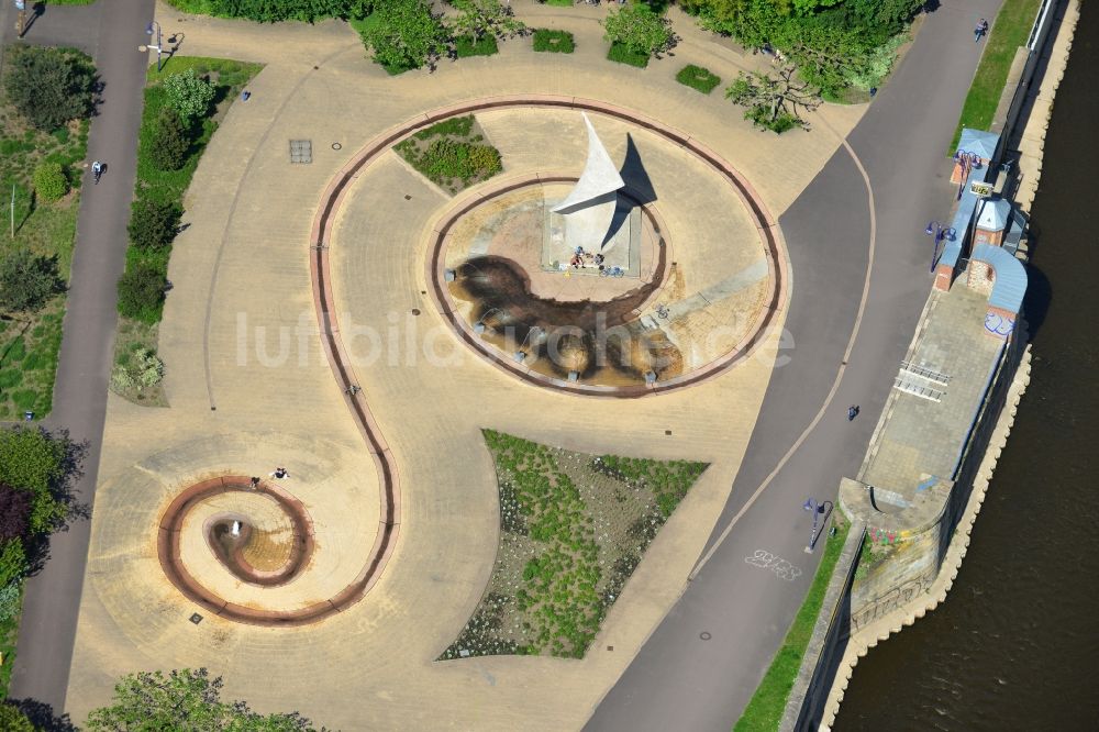 Luftbild Magdeburg OT Altstadt - Elbuferpromenade mit Fahnenmonument und Wasserspiel- Brunnen am Schleinufer in Magdeburg im Bundesland Sachsen-Anhalt