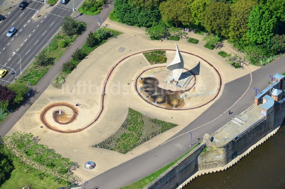 Luftaufnahme Magdeburg OT Altstadt - Elbuferpromenade mit Fahnenmonument und Wasserspiel- Brunnen am Schleinufer in Magdeburg im Bundesland Sachsen-Anhalt